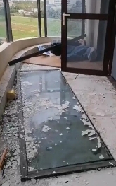 封阳台门窗胶缝漏水翻车案例:暴雨天变水帘洞的惨痛教训(图1) 封阳台门窗翻车实录:暴雨天发现胶缝在跳